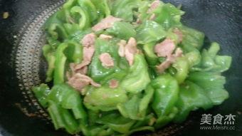 青椒炒视频,青椒炒肉,色香味俱全的快手佳肴